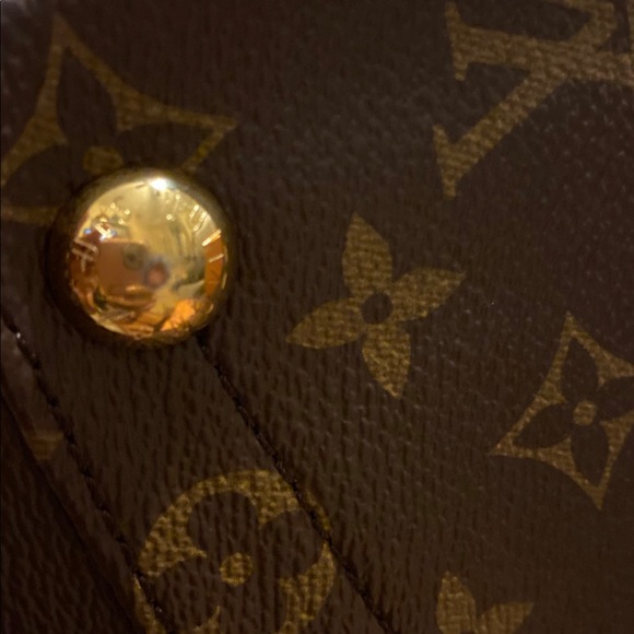 Authentic Louis Vuitton V Monogram MM Canvas, Leather Tote Bag EUC - Picture 6 of 10